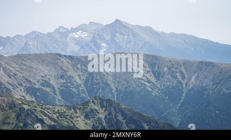 Chaîne de montagnes proéminente sommet dominant des couches de montagnes plus petites, UE, Slovaquie Banque D'Images