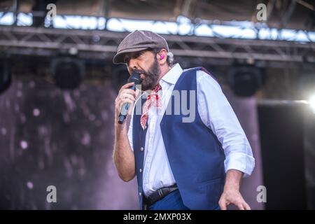 Juan Luis Guerra se produisant au Festival Cruïlla, Barcelone 9 juin 2022. Photographe : ALE Espaliat Banque D'Images