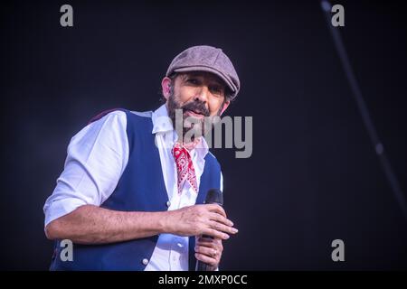 Juan Luis Guerra se produisant au Festival Cruïlla, Barcelone 9 juin 2022. Photographe : ALE Espaliat Banque D'Images