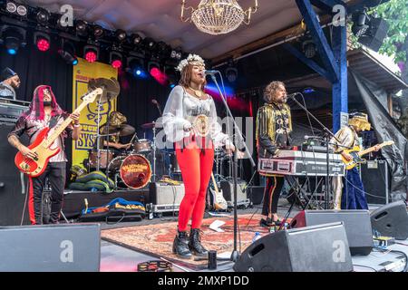 Die Band Golden Dawn Arkestra aus den USA live beim Orange Blossom Special Festival, Beverungen, Deutschland | US band Golden Dawn Arkestra Live a Banque D'Images