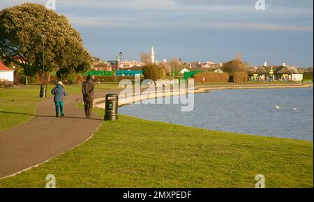 Une vue sur le lac Fairhaven par une journée hivernale froide, Lytham St Annes, Lancashire, Royaume-Uni, Europe Banque D'Images