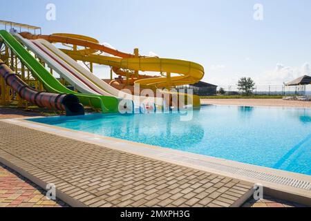 Toboggans colorés près de la piscine dans le parc aquatique Banque D'Images