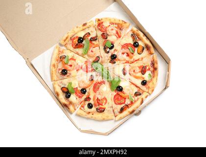 Pizza savoureuse avec fruits de mer dans une boîte en carton isolée sur blanc, vue de dessus Banque D'Images