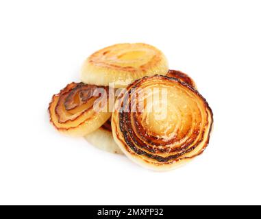 Pile d'oignon frit savoureux isolé sur blanc Banque D'Images