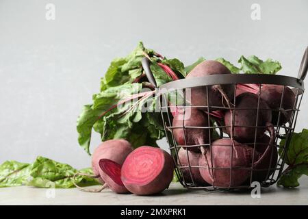 Betteraves fraîches mûres sur table gris clair Banque D'Images