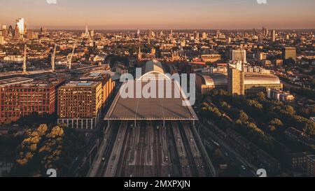 Une vue aérienne de la gare internationale de St Pancras sous un ciel de coucher de soleil cinématographique Banque D'Images