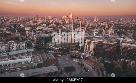 Une vue aérienne de Kings Cross sous un ciel de coucher de soleil cinématographique Banque D'Images