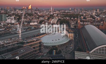 Une vue aérienne d'un coucher de soleil cinématographique sur la Croix du roi à Granary Square, Londres Banque D'Images