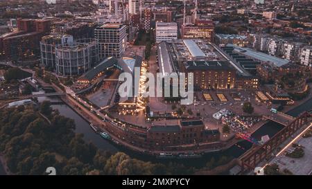 Une vue aérienne d'un coucher de soleil cinématographique sur la Croix du roi à Granary Square, Londres Banque D'Images