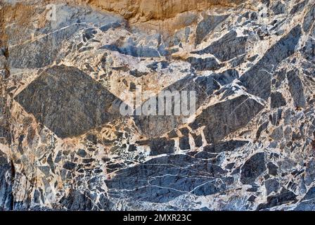 Limeston breccia rochers sur les murs dans les narines de Titus Canyon dans les montagnes de Grapevine, parc national de la Vallée de la mort, Californie, États-Unis Banque D'Images