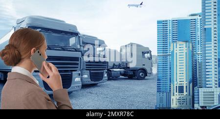 Concept logistique. Femme d'affaires avec téléphone, design de bannière. Camions et bâtiments en arrière-plan, ton bleu Banque D'Images