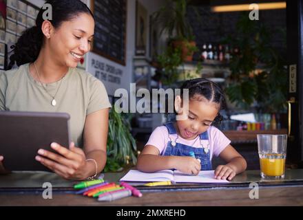 Café-restaurant, famille et enfant avec une femme noire travaillant à distance et sa fille colorant un livre dans un café. Tablette, freelance et art avec une mère Banque D'Images