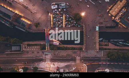 Une photo aérienne du canal avec des bateaux dans le parc de Granary Square City à Londres Banque D'Images