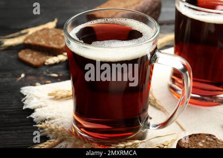 Tasses de délicieux kvass, pointes et pain sur la table Banque D'Images