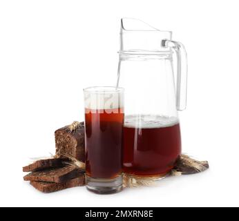 Délicieux kvass, pain et pointes sur fond blanc Banque D'Images