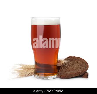 Délicieux kvass, pain et pointes sur fond blanc Banque D'Images