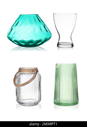 Jeu de vases en verre vides sur fond blanc Banque D'Images