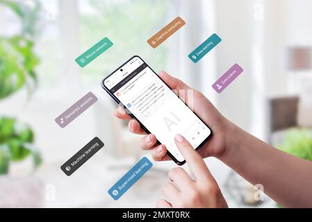Smartphone utilisant une application de dialogue en ligne et des boîtes de concept volantes représentant l'analyse sémantique, l'apprentissage en profondeur et les réseaux neuronaux. Met en valeur l'intégration Banque D'Images