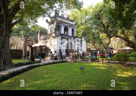 Hanoï, Vietnam, janvier 2023. visiteurs dans le grand parc avec les bâtiments historiques à l'intérieur du temple de la littérature Banque D'Images