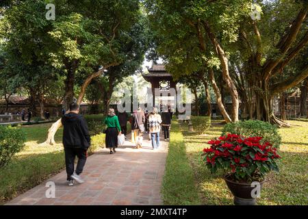 Hanoï, Vietnam, janvier 2023. visiteurs dans le grand parc avec les bâtiments historiques à l'intérieur du temple de la littérature Banque D'Images