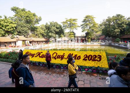 Hanoï, Vietnam, janvier 2023. visiteurs dans le grand parc avec les bâtiments historiques à l'intérieur du temple de la littérature Banque D'Images