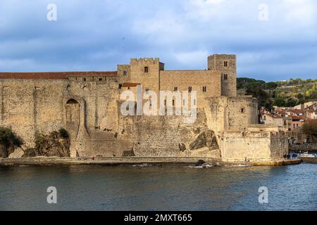 Le château médiéval dans le village français de Collioure sur la côte méditerranéenne Banque D'Images