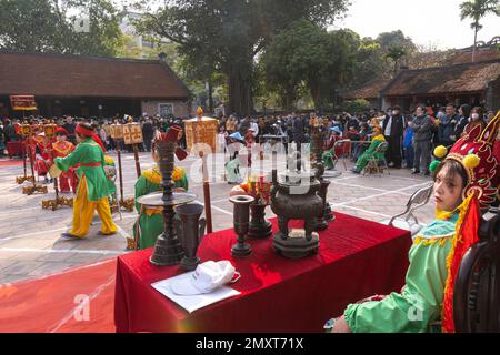 Hanoï, Vietnam, janvier 2023. la grande cérémonie avec des femmes en costumes traditionnels lors de la célébration de la nouvelle année du temple de la littérature Banque D'Images