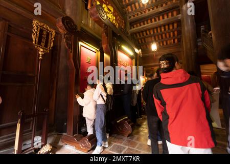 Hanoï, Vietnam, janvier 2023. les fidèles dans la prière à l'intérieur du temple de la littérature Banque D'Images