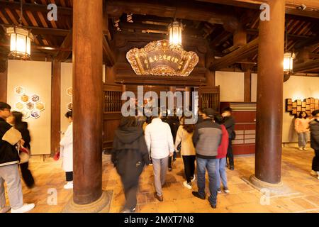 Hanoï, Vietnam, janvier 2023. les fidèles dans la prière à l'intérieur du temple de la littérature Banque D'Images