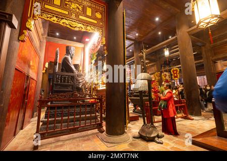 Hanoï, Vietnam, janvier 2023. les fidèles dans la prière à l'intérieur du temple de la littérature Banque D'Images