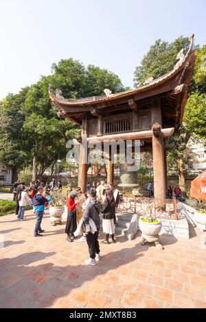 Hanoï, Vietnam, janvier 2023. visiteurs dans le grand parc avec les bâtiments historiques à l'intérieur du temple de la littérature Banque D'Images