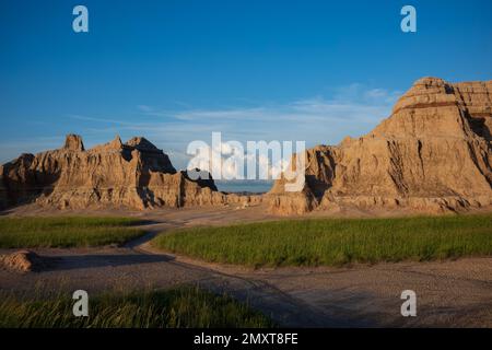 Le terrian sauvage du parc national des Badlands dans le Dakota du Sud, photographié avec des cumulus pendant un après-midi d'été. Banque D'Images