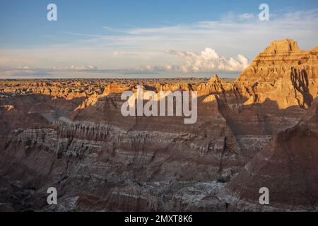 Le terrian sauvage du parc national des Badlands dans le Dakota du Sud, photographié avec des cumulus pendant un après-midi d'été. Banque D'Images