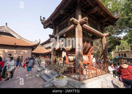 Hanoï, Vietnam, janvier 2023. visiteurs dans le grand parc avec les bâtiments historiques à l'intérieur du temple de la littérature Banque D'Images