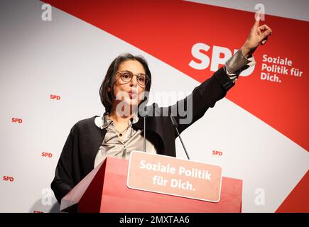 Husum, Allemagne. 04th févr. 2023. Serpil Midyatli (SPD), présidente d'Etat du SPD Schleswig-Holstein, s'exprime à la conférence du parti d'Etat du SPD Schleswig-Holstein à Messe Husum. Credit: Christian Charisius/dpa/Alay Live News Banque D'Images