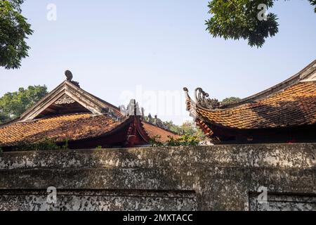 Hanoï, Vietnam, janvier 2023. les anciens toits traditionnels du temple de la littérature Banque D'Images