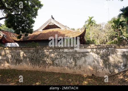 Hanoï, Vietnam, janvier 2023. les anciens toits traditionnels du temple de la littérature Banque D'Images