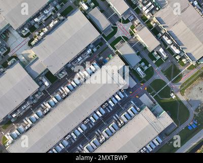 Une photo de drone aérienne illustre l'ampleur et la conception impressionnantes d'un centre de données, en montrant son rôle essentiel dans l'économie numérique. Banque D'Images