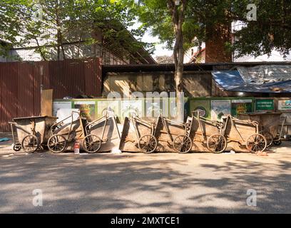 Hanoï, Vietnam, janvier 2023. quelques chariots pour la collecte des déchets dans une rue du centre-ville Banque D'Images