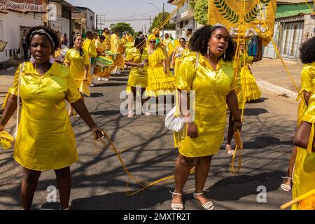 Goias, Brésil – 11 septembre 2022 : groupe de filles dansant, vêtues de jaune, pendant les Congadas de Goiânia, une culture afro-brésilienne. Banque D'Images