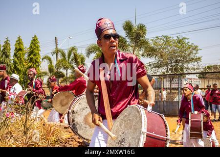 Goias, Brésil – 11 septembre 2022 : un fêtard vêtu de rouge, jouant du Bumbo dans les Congadas. Banque D'Images