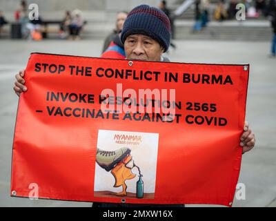 Le protestant birman tient une bannière sur Trafalgar Square à Londres pour marquer les deux ans d'un coup d'État militaire au Myanmar. Manifestation, Londres 23 janvier Banque D'Images