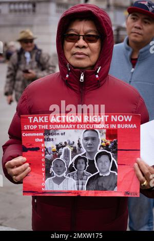 Le protestant birman tient une bannière sur Trafalgar Square à Londres pour marquer les deux ans d'un coup d'État militaire au Myanmar. Manifestation, Londres 23 janvier Banque D'Images