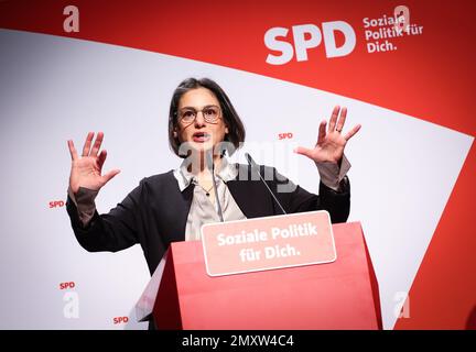 Husum, Allemagne. 04th févr. 2023. Serpil Midyatli (SPD), présidente d'Etat du SPD Schleswig-Holstein, s'exprime à la conférence du parti d'Etat du SPD Schleswig-Holstein à Messe Husum. Credit: Christian Charisius/dpa/Alay Live News Banque D'Images