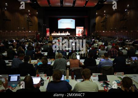 Husum, Allemagne. 04th févr. 2023. Serpil Midyatli (SPD), présidente d'Etat du SPD Schleswig-Holstein, s'exprime à la conférence du parti d'Etat du SPD Schleswig-Holstein à Messe Husum. Credit: Christian Charisius/dpa/Alay Live News Banque D'Images