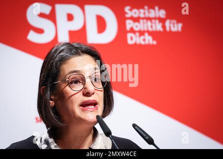 Husum, Allemagne. 04th févr. 2023. Serpil Midyatli (SPD), présidente d'Etat du SPD Schleswig-Holstein, s'exprime à la conférence du parti d'Etat du SPD Schleswig-Holstein à Messe Husum. Credit: Christian Charisius/dpa/Alay Live News Banque D'Images