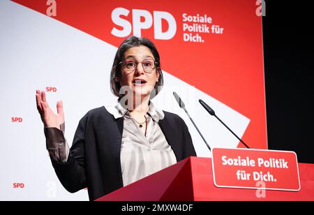 Husum, Allemagne. 04th févr. 2023. Serpil Midyatli (SPD), présidente d'Etat du SPD Schleswig-Holstein, s'exprime à la conférence du parti d'Etat du SPD Schleswig-Holstein à Messe Husum. Credit: Christian Charisius/dpa/Alay Live News Banque D'Images