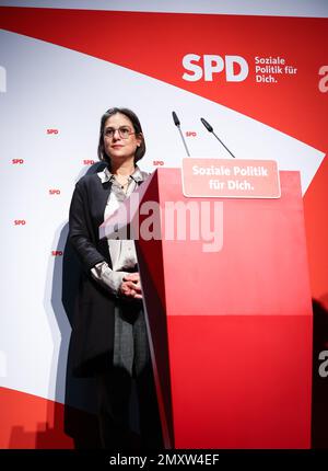 Husum, Allemagne. 04th févr. 2023. Serpil Midyatli (SPD), présidente d'Etat du SPD Schleswig-Holstein, s'exprime à la conférence du parti d'Etat du SPD Schleswig-Holstein à Messe Husum. Credit: Christian Charisius/dpa/Alay Live News Banque D'Images