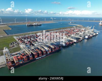 Rotterdam, 19th janvier 2023, pays-Bas. Le déchargement du navire à conteneurs Hapag-Lloyd au port de Rotterdam implique le retrait des conteneurs de fret Banque D'Images