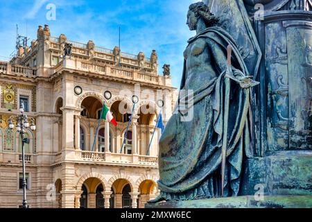 Statue en face du Palazzo della Luogotenenza austriaca, Trieste, Italie Banque D'Images